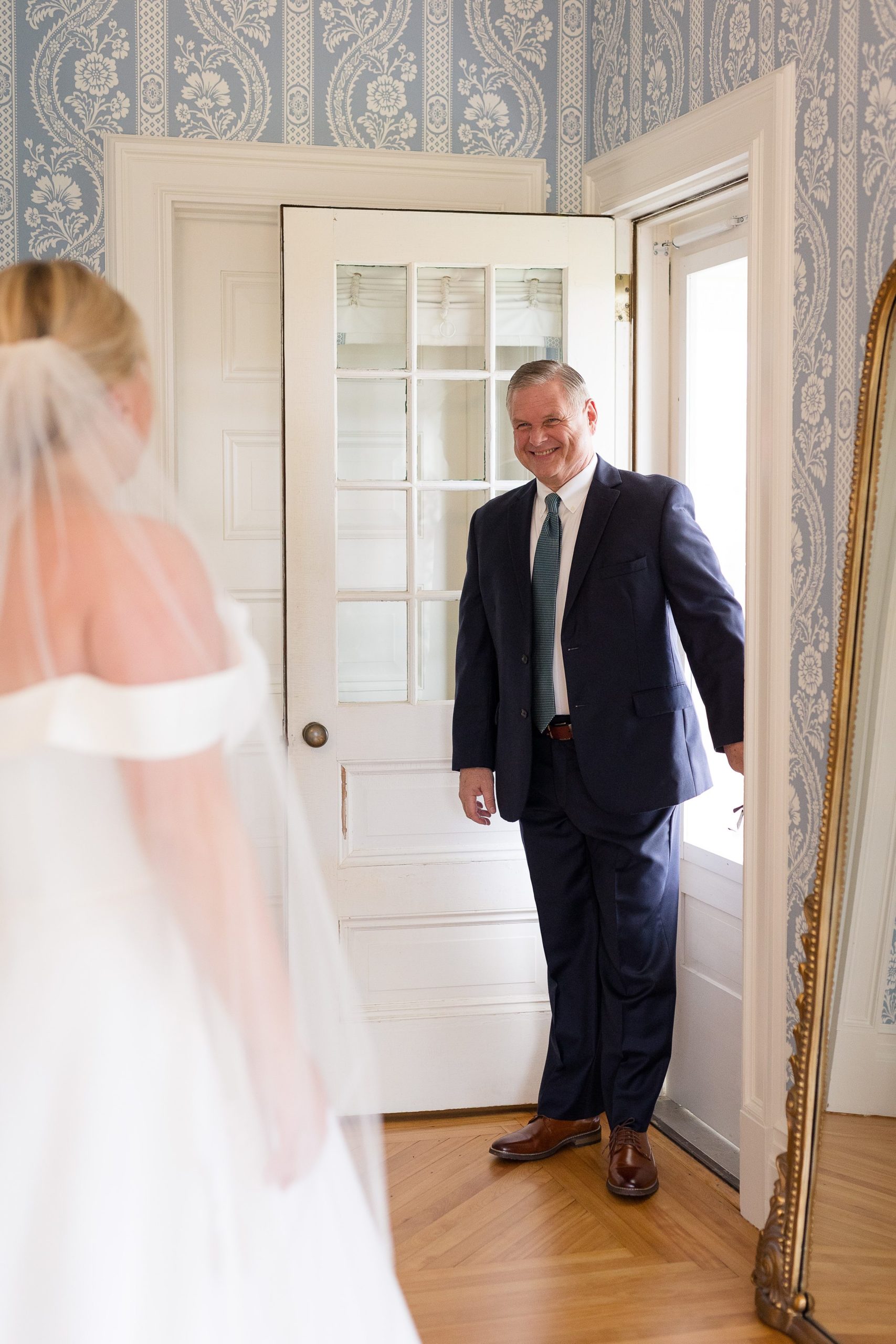 bride first look with her dad 