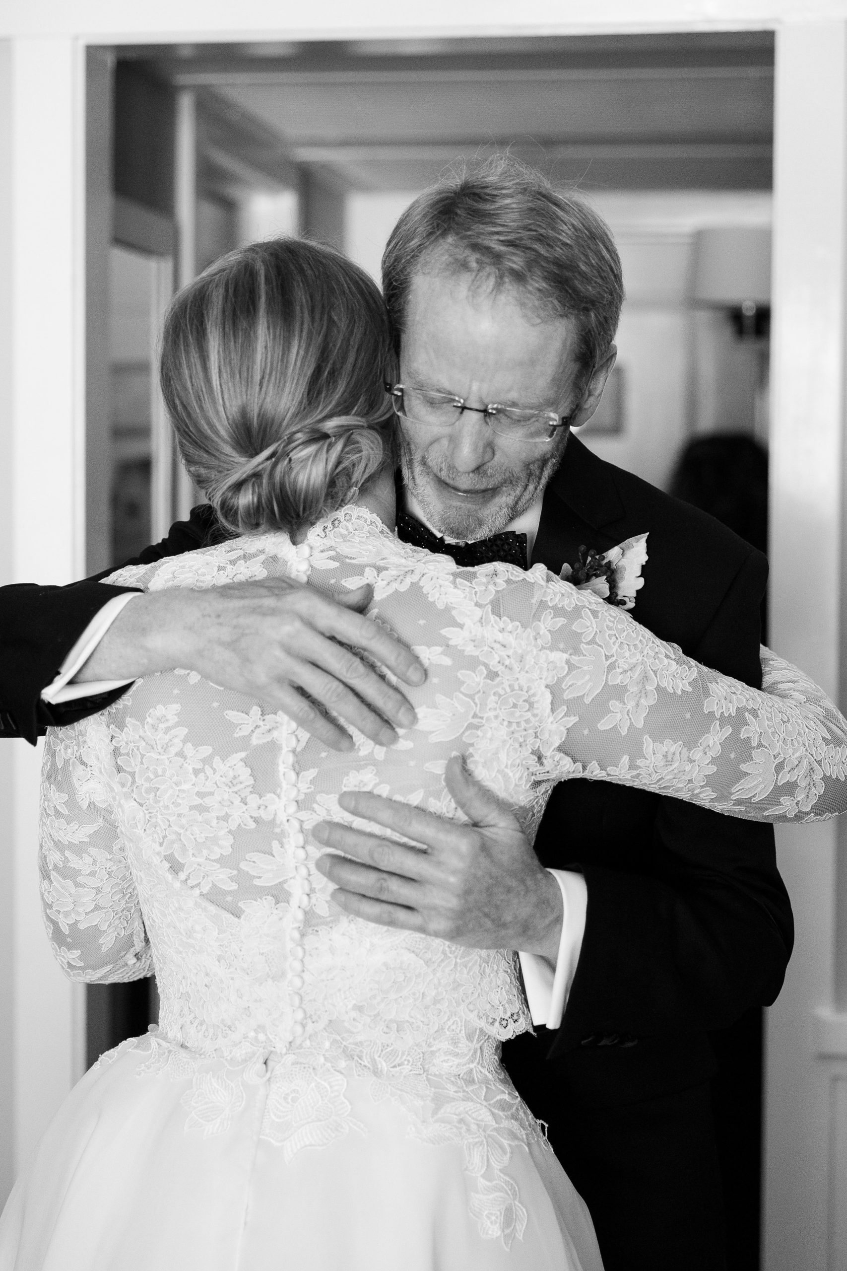 Bride hugging her father at the Woodstock Inn 